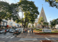 Fundada em 1953, a cidade mantém um anel de floresta ao redor com trilhas guiadas, árvores centenárias e animais nativos