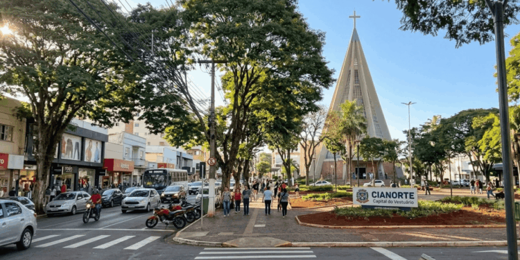 Fundada em 1953, a cidade mantém um anel de floresta ao redor com trilhas guiadas, árvores centenárias e animais nativos