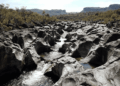 As rochas com cara “lua” no cerrado goiano onde um rio dissolveu o cimento natural de pedras antigas e esculpiu buracos na paisagem