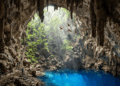 Um lago subterrâneo que fica azul com a luz do sol e uma cratera de 100 metros onde araras fazem ninhos formam duas maravilhas de pedra nascidas da água em MS