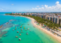Uma capital nordestina com recifes de piscinas naturais que só aparecem na maré baixa, alcançadas de jangada há mais de 40 anos