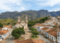 Uma cidade mineira de 4 mil moradores foi replanejada nos anos 1970 para uma siderúrgica e para chegar a 180 mil habitantes, ao lado do seu centro colonial
