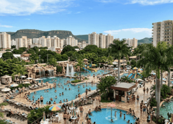 A cidade das águas quentes viu o nível do aquífero termal cair mais de 50 metros por excesso de poços e precisou fechar perfurações ilegais para recuperar a água