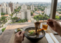 Uma sopa trazida por imigrantes do Japão começou longe dos olhares curiosos e hoje é um dos maiores símbolos gastronômicos da cidade
