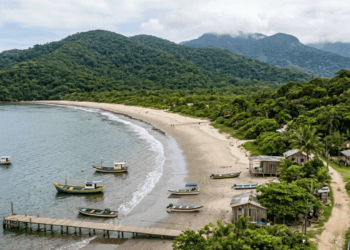 Na ilha do litoral sul paulista onde não há carros, existe uma ilha com famílias organizam a visitação, hospedam turistas e guiam trilhas dentro de um parque estadual