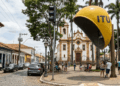 Um orelhão gigante, um semáforo fora de escala e a piada de um humorista dos anos 1960 transformaram esta cidade paulista na terra onde tudo é grande