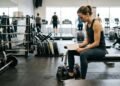 Quem deseja ganhar massa muscular depois de emagrecer precisa ajustar o treinamento, porque continuar perdendo peso nem sempre favorece o crescimento dos músculos