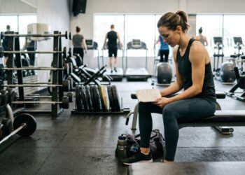 Quem deseja ganhar massa muscular depois de emagrecer precisa ajustar o treinamento, porque continuar perdendo peso nem sempre favorece o crescimento dos músculos