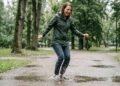 Segundo a psicologia, adultos que gostam de pisar em poças d’água depois da chuva costumam ser espontâneos e ter uma ligação com a infância