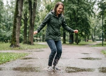 Segundo a psicologia, adultos que gostam de pisar em poças d’água depois da chuva costumam ser espontâneos e ter uma ligação com a infância