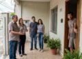 Proprietário aparece com corretor e dois compradores às 8h de sábado sem combinar visita previamente com família que ainda mora no imóvel