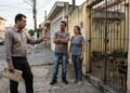 Casal coloca casa à venda depois do divórcio e corretor encontra dois cães vivendo sozinhos no quintal com recipiente automático de comida