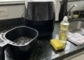 Antes de comprar outra air fryer, confira este cuidado que ajuda a eliminar odores de peixe, carne e óleo queimado