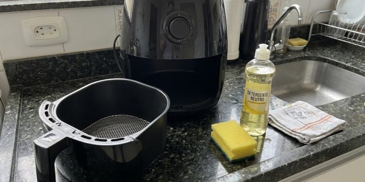 A fritadeira elétrica utiliza a circulação de ar quente para preparar os alimentos.