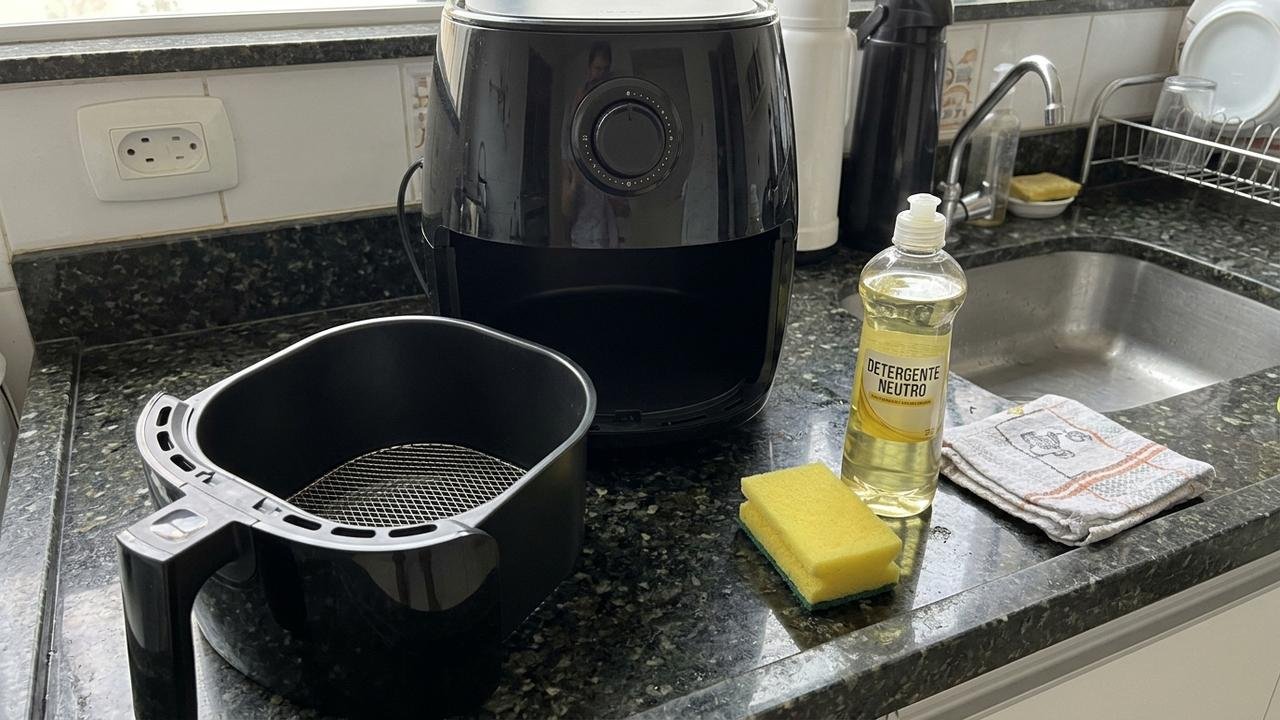 Antes de comprar outra air fryer, confira este cuidado que ajuda a eliminar odores de peixe, carne e óleo queimado