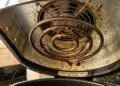 Air fryer começa a soltar cheiro forte de gordura mesmo depois de ter o cesto lavado corretamente