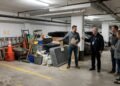 Moradora compra apartamento com vaga de garagem anunciada como privativa e descobre que o espaço é utilizado há anos pelo síndico para guardar equipamentos do condomínio; o conflito chega à assembleia