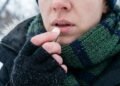 Como manter os lábios macios no frio com hidratante adequado e proteção contra o vento
