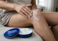 Cosmetóloga explica: “O creme Nivea na latinha azul melhora a aparência da pele dos joelhos, principalmente quando estão secos ou desidratados, mas não impede o aparecimento de rugas.”