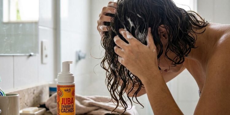 A linha Juba, da Widi Care, reúne opções para diferentes tipos de cabelo, incluindo produtos desenvolvidos especificamente para ondas.  // Imagem ilustrativa gerada por IA para representar a situação descrita no texto; pessoas, locais e elementos visuais não correspondem necessariamente aos reais
