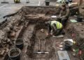 O esqueleto de um rei foi encontrado sob um estacionamento após 527 anos, com ferimentos de batalha e uma curvatura acentuada na coluna
