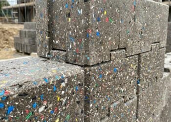 blocos de plástico reciclado