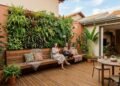 Poucos metros, grandes possibilidades: a combinação de deck e jardim vertical que muda completamente o quintal