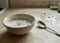 Como remover a gordura grudada na bancada da cozinha sem gastar muito e quais superfícies não devem receber bicarbonato