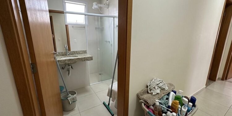 As toalhas de banho e de rosto são os primeiros itens que devem ser retirados.