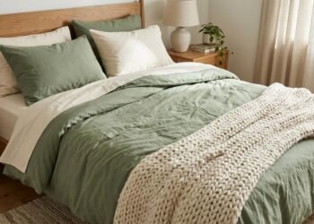Branco, bege e tons terrosos: combinações de roupa de cama que ajudam a criar um quarto elegante e acolhedor