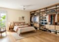 O closet aberto que está ganhando espaço nos quartos modernos e transforma uma parede inteira em área de armazenamento