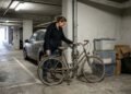 Moradora deixa bicicleta presa na garagem do prédio por anos e, depois de uma limpeza nas áreas comuns, descobre que o condomínio retirou o objeto sem conseguir informar para onde ele foi levado