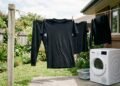 Nem esfregar nem usar água sanitária: o truque para tirar manchas de desodorante de roupas escuras