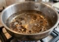 Colocar bicarbonato de sódio em uma panela com restos de comida grudados: para que serve e quando é recomendado