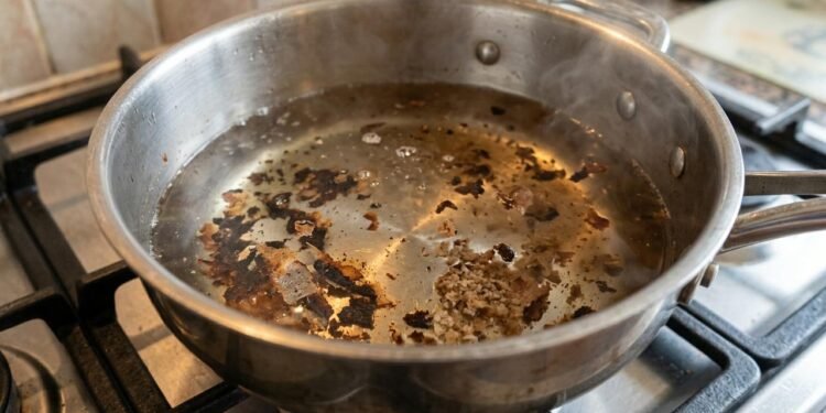 O bicarbonato de sódio pode ajudar a desprender crostas de alimentos queimados que resistem à lavagem convencional.