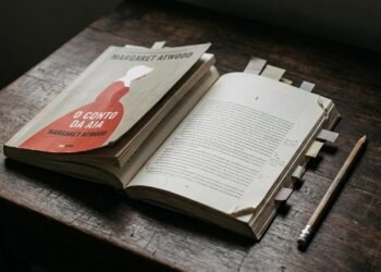 Publicado em 1985, O Conto da Aia guarda uma frase curta sobre dignidade que ganhou força muito além da história de Offred