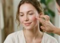 A técnica do Boyfriend Blush: o truque de maquiagem que aplica o produto mais baixo nas bochechas para um ar corado natural