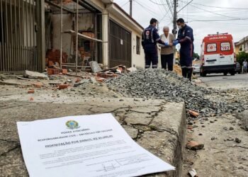 Morador deixa brita de reforma na calçada por 2 semanas, idoso cai e quebra o braço e Justiça obriga dono da obra a pagar R$ 30 mil de danos