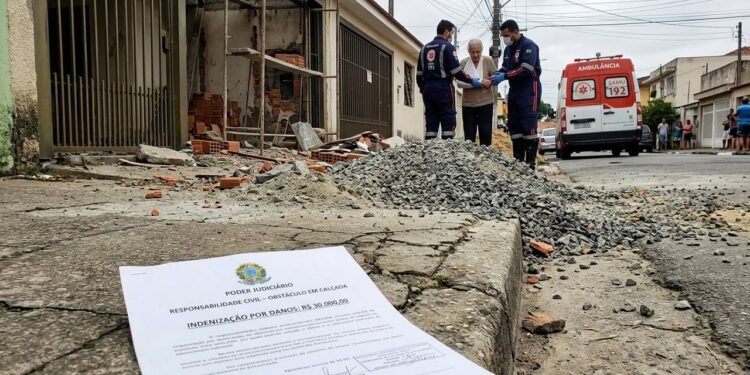 Morador deixa brita de reforma na calçada por 2 semanas, idoso cai e quebra o braço e Justiça obriga dono da obra a pagar R$ 30 mil de danos