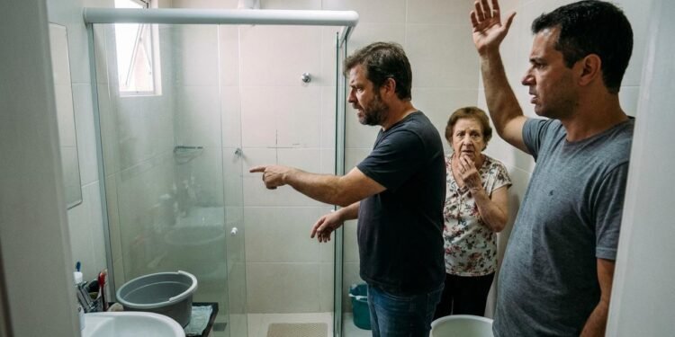 Rafael e Marcelo decidiram reformar a residência da mãe, Dona Helena, de 78 anos, depois de perceberem que ela estava enfrentando dificuldades para circular por alguns ambientes. // Imagem ilustrativa gerada por IA para representar a situação descrita no texto; pessoas, locais e elementos visuais não correspondem necessariamente aos reais