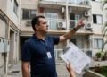 Família instala três aparelhos de ar-condicionado depois de enfrentar verão intenso, mas condomínio manda retirar condensadoras visíveis na fachada porque posição escolhida não segue padrão aprovado anos antes em assembleia