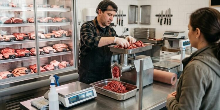 Ao contrário de um pedaço inteiro, a carne moída apresenta uma área de contato muito maior com o ambiente.