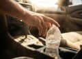 O perigo invisível de beber a água da garrafa esquecida dentro do carro quente: o que o calor provoca no plástico sem você notar