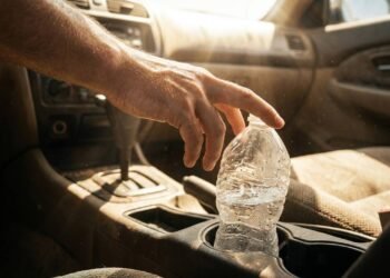 O perigo invisível de beber a água da garrafa esquecida dentro do carro quente: o que o calor provoca no plástico sem você notar