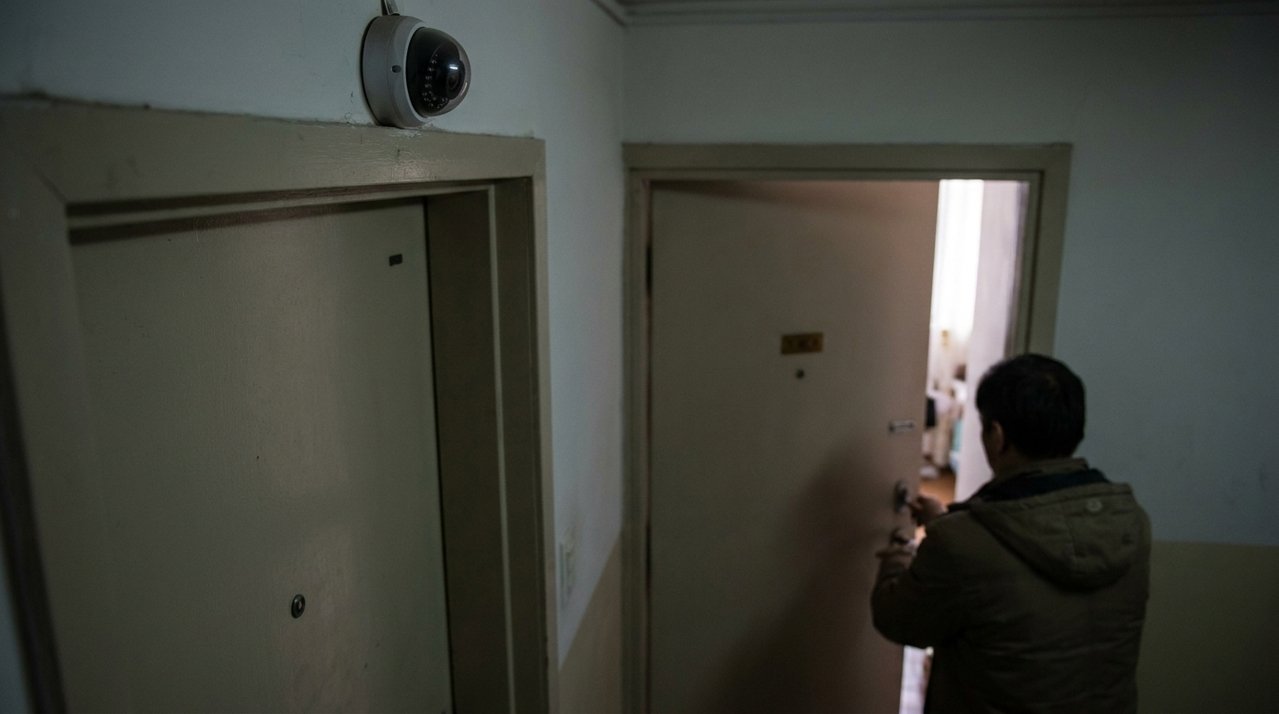 Moradora instala câmera de segurança apontada para o corredor do condomínio e descobre que o equipamento também registra a entrada do apartamento vizinho; uma reclamação formal levanta dúvidas sobre privacidade