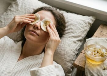 Fazer compressas de chá de camomila gelado nos olhos: o truque simples para reduzir o inchaço, ativar a circulação e aliviar o cansaço do rosto