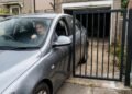 Homem encomenda portão sob medida por R$ 8.700 e, depois da instalação, percebe que abertura ficou estreita demais para o carro que usa todos os dias