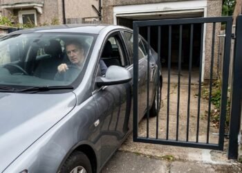 Homem encomenda portão sob medida por R$ 8.700 e, depois da instalação, percebe que abertura ficou estreita demais para o carro que usa todos os dias