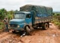 Caminhão carregado passa por buraco em estrada rural, quebra eixo e carga fica parada por quase um dia.