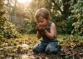 Por que o cheiro de terra molhada ativa lembranças da infância tão rápido? A explicação neurológica que conecta aromas e emoções
